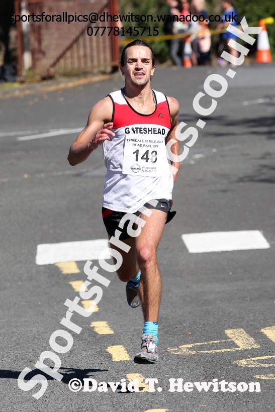Conrad Franks (Gateshead) 3rd in the Tynedale 10 Mile Jelly Road Race at about half way. Photo: David T. Hewitson/Sports for All Pics